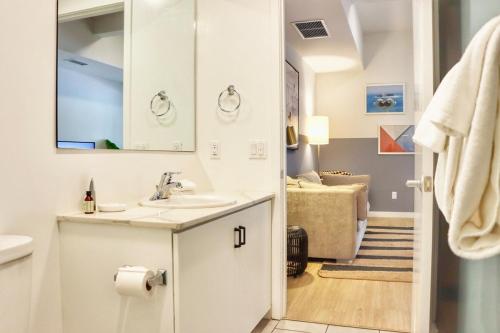 un baño con lavabo y espejo en Boutique Suite In Downtown San Diego, en San Diego