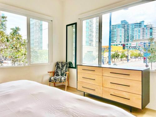 1 dormitorio con vestidor y ventana grande en Grand Downtown San Diego Apartment, en San Diego