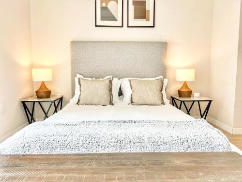 Un dormitorio con una cama grande con dos lámparas. en 3 Bedroom Penthouse In Downtown!, en San Diego