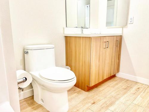 Un baño con un inodoro blanco y un lavabo. en Sunset Stay In Downtown San Diego, en San Diego
