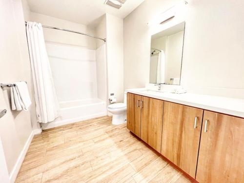 un baño con lavabo e inodoro en San Diego Skyline - Downtown Apartment, en San Diego