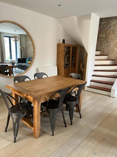 - une table à manger avec des chaises et un miroir dans l'établissement Maison Corbieres, à Peyriac-de-Mer