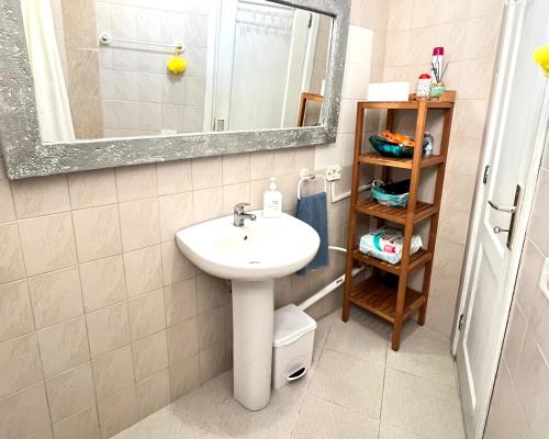 Koupelna v ubytování Alquiler de Habitación privada con las areas de sala, cocina y baño que se comparten cerca al Mar!