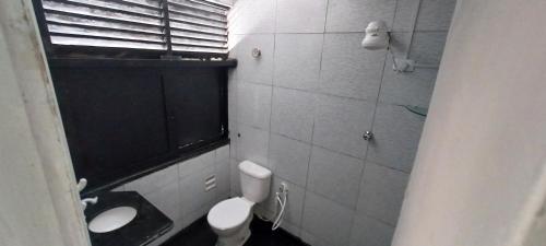 Un baño pequeño con inodoro y lavabo. en AP CENTRAL, en Campina Grande