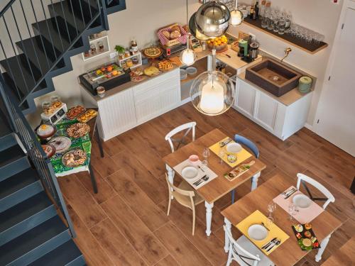an overhead view of a kitchen and dining room with a table at Agriturismo Corte Cea in Colognola ai Colli