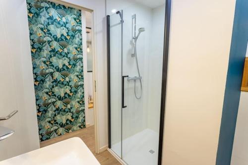 une salle de bain avec une douche avec une porte vitrée dans l'établissement Centre ville au calme-Terrasse-parking-, à Toulouse