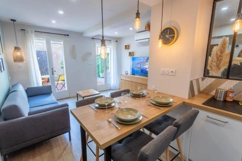 une salle à manger et un salon avec une table et des chaises dans l'établissement Centre ville au calme-Terrasse-parking-, à Toulouse
