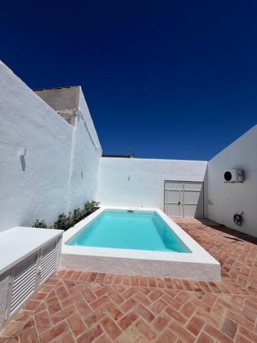una piscina nel cortile di un edificio bianco di Casa do Pátio - Barragem do Alqueva a Granja