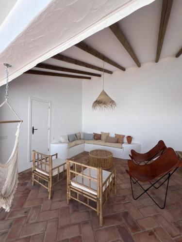 un soggiorno con un divano e un tavolo di Casa do Pátio - Barragem do Alqueva a Granja