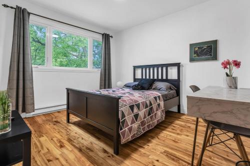 Ένα ή περισσότερα κρεβάτια σε δωμάτιο στο Cozy 3 Bedrooms Montreal