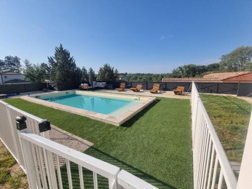 une arrière-cour avec piscine et pelouse dans l'établissement Villa climatisée, à Saint-Ambroix