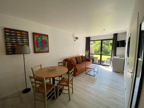 Posedenie v ubytovaní Joli T2 Résidence du Golf avec terrasse