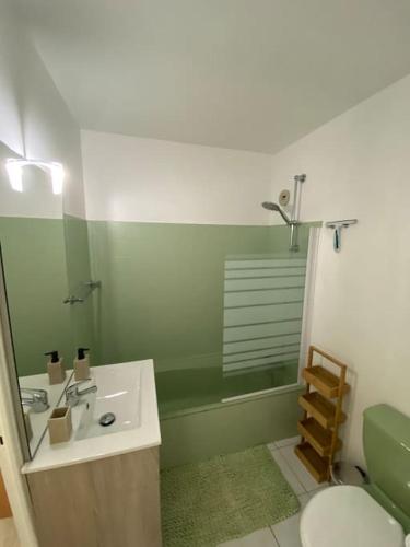 une salle de bain avec un lavabo, une douche et des toilettes dans l'établissement Joli T2 Résidence du Golf avec terrasse, à Bénodet