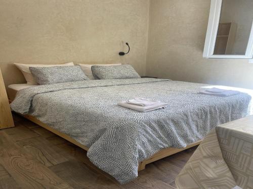 Un dormitorio con una cama con dos toallas encima. en Suite sea view, en Essaouira