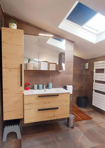 La salle de bains est pourvue d'un lavabo et d'une lucarne. dans l'établissement Spacieuse Dépendance Duplex 50 M2 Classé 3 étoiles sans vis-à-vis, à Gréoux-les-Bains