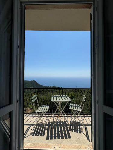 a patio with a table and chairs on a balcony at Ca' dii Bürsa - HOMY 5 TERRE in Volastra