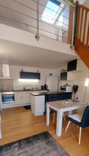 une cuisine avec une table et une salle à manger dans l'établissement Spacieuse Dépendance Duplex 50 M2 Classé 3 étoiles sans vis-à-vis, à Gréoux-les-Bains