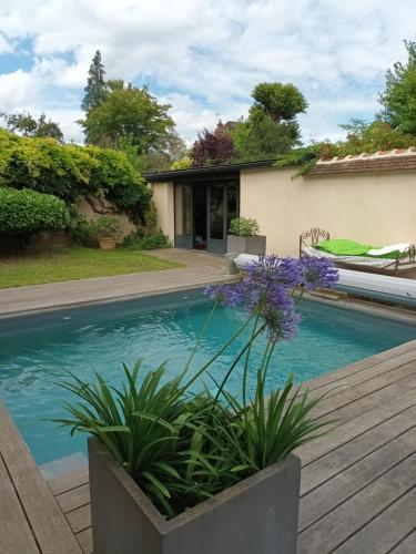 une piscine devant une maison dans l'établissement Annexe indépendante, à Bourron-Marlotte