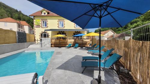 - un parasol bleu et des chaises à côté de la piscine dans l'établissement Hotel Restaurant Du Haut Du Roc, à Basse-sur-le-Rupt