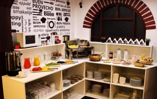 eine Küche mit Essen auf Regalen in einem Zimmer in der Unterkunft Casa Bonita Colonial in Cajamarca