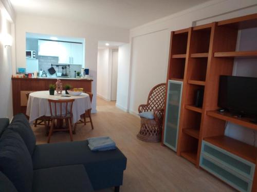 TV a/nebo společenská místnost v ubytování Lisbon Beach Flat- Costa Caparica