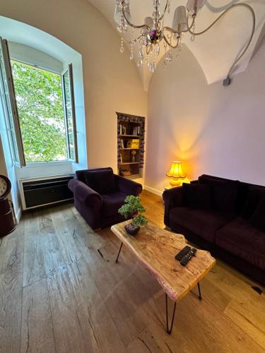 un salon avec deux canapés et une table dans l'établissement Une nuit sous la voute, à Bastia