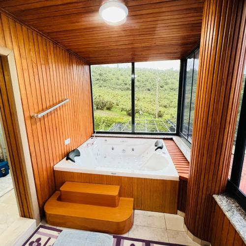 een badkuip in een kamer met een groot raam bij Altelal Travel in Trabzon