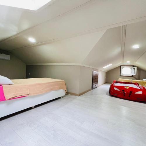 een slaapkamer met een bed en een rode koffer bij Altelal Travel in Trabzon