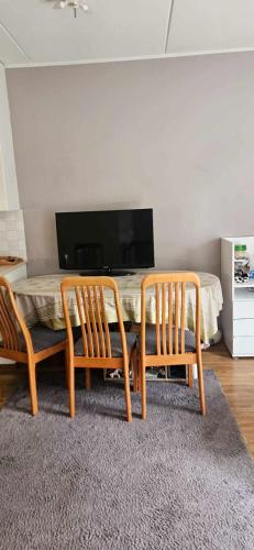 Televisyen dan/atau pusat hiburan di Good location by the Easton