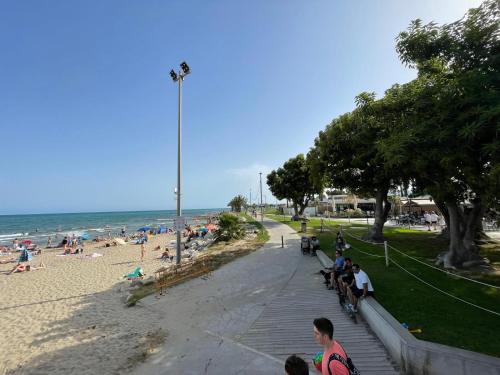 a group of people sitting on a bench at the beach at La perle de Benicarló 1 in Benicarló