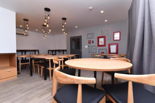 a row of tables and chairs in a restaurant at Townhouse Rudra Inn Near Chhatarpur Metro Station in New Delhi