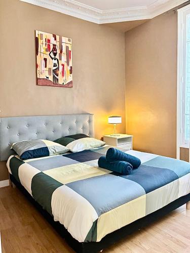 une chambre avec un grand lit avec une couverture bleue dans l'établissement Guest House Tour Eiffel Paris, à Paris