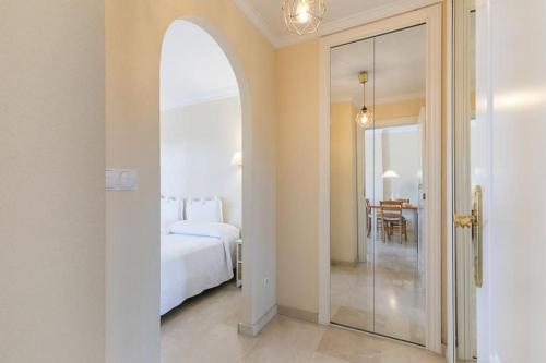 オリーバにあるOliva Nova - Blue Flag Beach and Golf On-Siteのベッドルーム1室(ベッド1台、ガラスドア付)