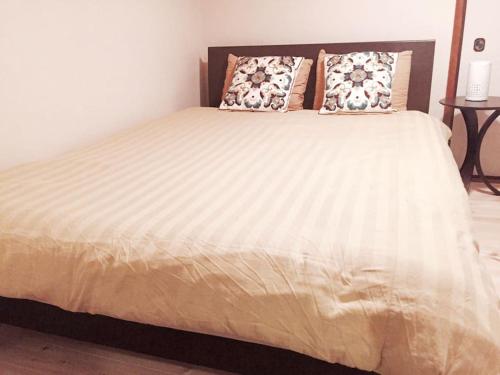 Una cama o camas en una habitación de 光アパートメント広島駅前 HIKARI Apartment Hiroshima Station