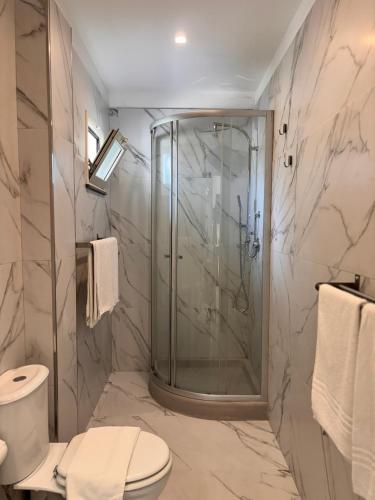 a bathroom with a shower and a toilet at IG - "Villa Don Antonio" Apartments in Giardini Naxos