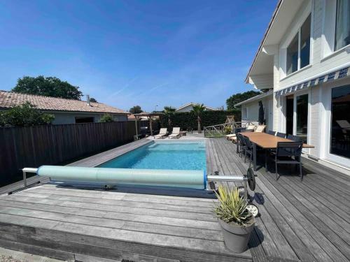 Villa de Cazaux, piscine chauffée pétanque billard