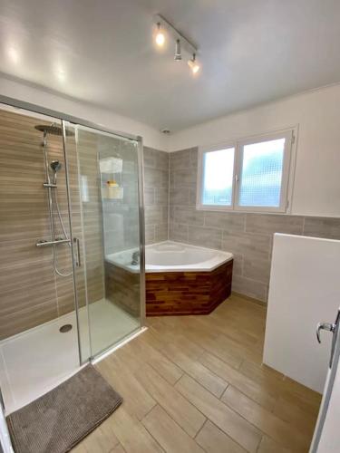 une salle de bain avec douche et baignoire dans l'établissement Villa de Cazaux, piscine chauffée pétanque billard, à La Teste-de-Buch