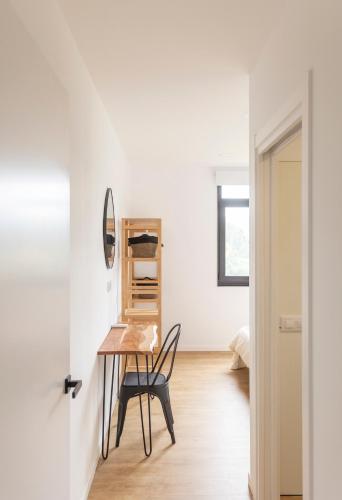 a dining room with a table and a chair at Casa Candales - Consuelo in Cedeira