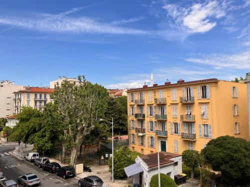 - une vue sur une rue avec un bâtiment et des voitures dans l'établissement Chambre 1-2 places Nice Libération, à Nice