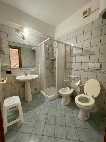 a bathroom with two toilets and a shower and a sink at Villa Raffaela - Appartamenti Lacco Ameno in Lacco Ameno