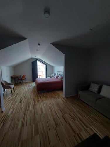 a bedroom with a bed and a couch in a room at VerMar in Torreira