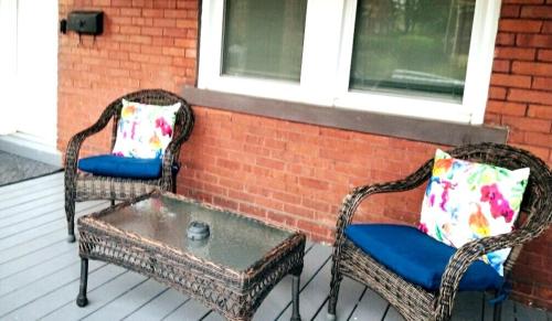 Χώρος καθιστικού στο 2 Bedroom Apt - Stylish, Modern, And Convenient!
