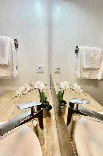 une salle à manger avec une table et deux chaises dans l'établissement Eth Paon, à Saint-Mamet