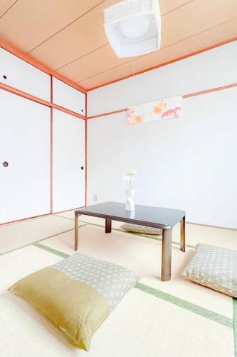 Una cama o camas en una habitación de 光アパートメント広島駅前 HIKARI Apartment Hiroshima Station