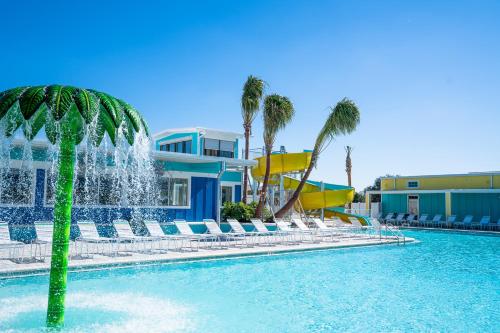 una piscina con scivolo e un parco acquatico di Camp Margaritaville Auburndale RV Resort and Cabana Cabins ad Auburndale
