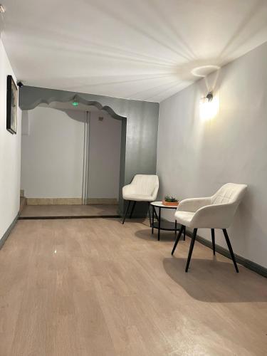 TV a/nebo společenská místnost v ubytování Hotel De La Gare