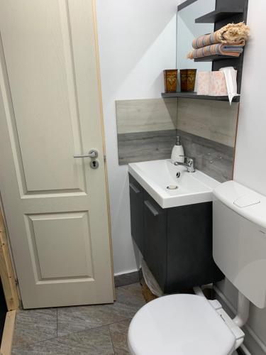 Bilik mandi di Casa Trandafirilor