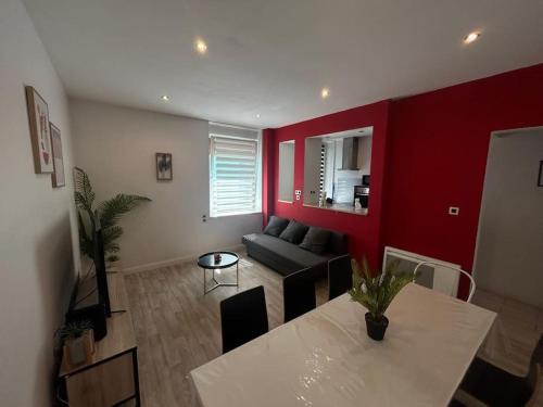 un salon avec un canapé et une table dans l'établissement La petite pause - Proche Amneville Thionville Lux, à Serémange-Erzange