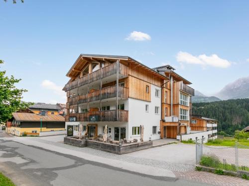 an apartment building in the middle of a street at Apart33 Top 1-25 in Haus im Ennstal