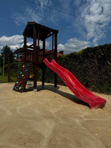 Ο χώρος παιχνιδιού για παιδιά στο Park Zastawie